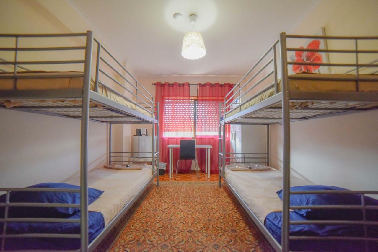 Quarto com 4 camas  OOporto Exterior foto